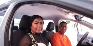 Entrega Melanie Murillo auto a ganador de sorteo de la Feria Silao 2026