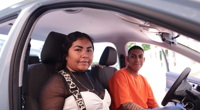 Entrega Melanie Murillo auto a ganador de sorteo de la Feria Silao 2026