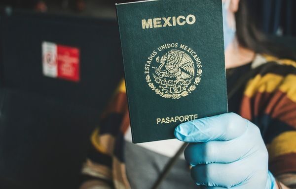 Plantea SRE restringir pasaporte a deudores alimentarios
