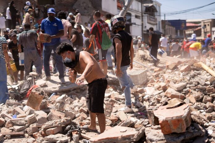 damnificados-retiran-piedras-fuerte-sismo-colombia-10082026