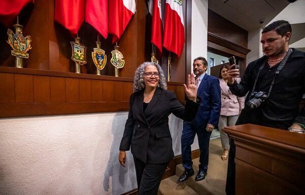 Graciela Domínguez asume gobierno interino de Sinaloa; es cercana a Rocha Moya