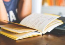 El apagón digital voluntario: El auge de los clubes de lectura analógicos y la cultura offline