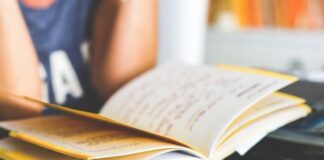 El apagón digital voluntario: El auge de los clubes de lectura analógicos y la cultura offline