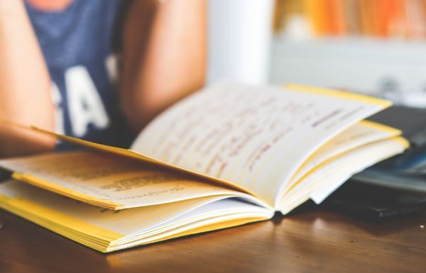 El apagón digital voluntario: El auge de los clubes de lectura analógicos y la cultura offline