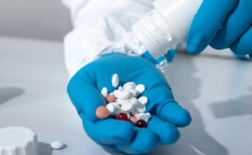 Detienen en EU a ex funcionario de Sinaloa con 111 mil pastillas de fentanilo