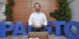 Entrega Víctor Zanella más de 4 mil firmas por Irapuato