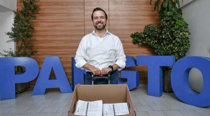 Entrega Víctor Zanella más de 4 mil firmas por Irapuato