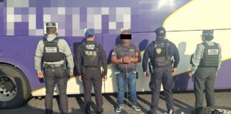 PEC decomisa presunta droga oculta en llanta de refacción en camión de pasajeros