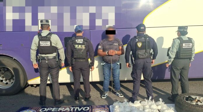 PEC decomisa presunta droga oculta en llanta de refacción en camión de pasajeros