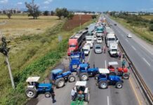 Campesinos estrangulan carreteras en Guanajuato