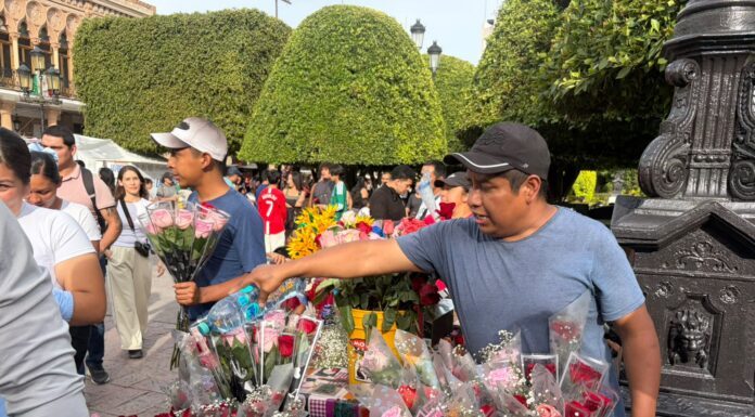 Intercambio de rosas mantiene viva la tradición del Combate de Flores en León