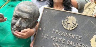 “Decapitan” estatua de ex presidente Felipe Calderón en Los Pinos (VIDEO)