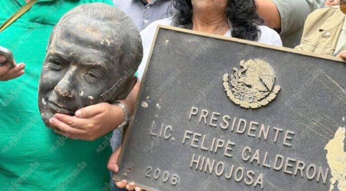 “Decapitan” estatua de ex presidente Felipe Calderón en Los Pinos (VIDEO)