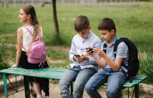 Ya es oficial: Prohíben celulares en las escuelas de México