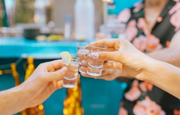 Durante las Fiestas Patrias cuidado con bebidas adulteradas, alerta IMSS