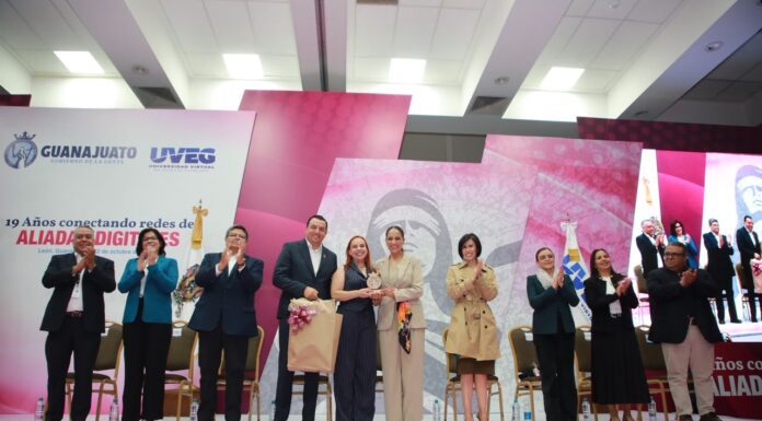Romper la brecha digital desde casa a través de “Aliadas Digitales” en UVEG