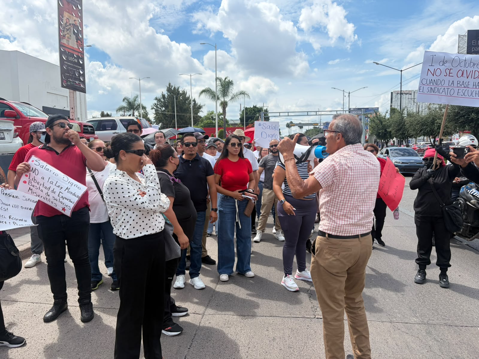 Los manifestantes mencionaron que aún hay vacantes para cubrir por lo que existe saturación en los servicios. Foto: Christian Rendón