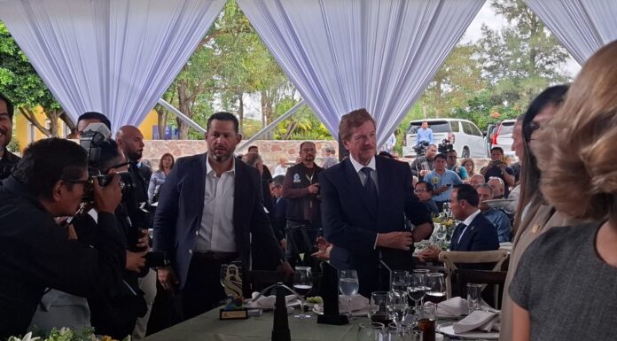 Se suma Diego Sinhué a festejos por 20 años del Puerto Interior