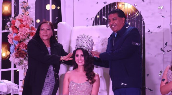 Coronan a Myriam I como Reina de la Ciudad y de las Fiestas de Octubre