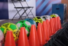 Reciben colonos de Silao material deportivo