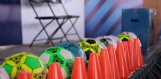 Reciben colonos de Silao material deportivo