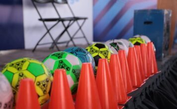 Reciben colonos de Silao material deportivo