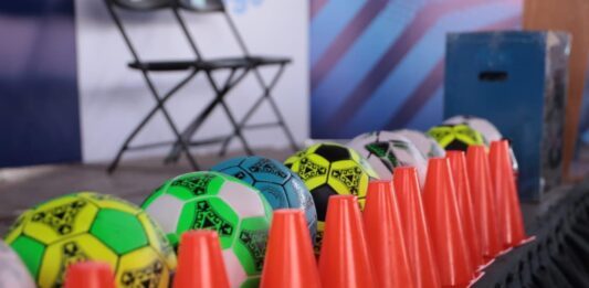Reciben colonos de Silao material deportivo