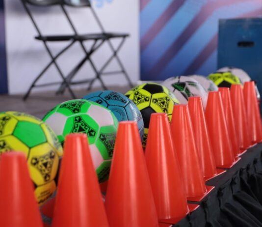 Reciben colonos de Silao material deportivo