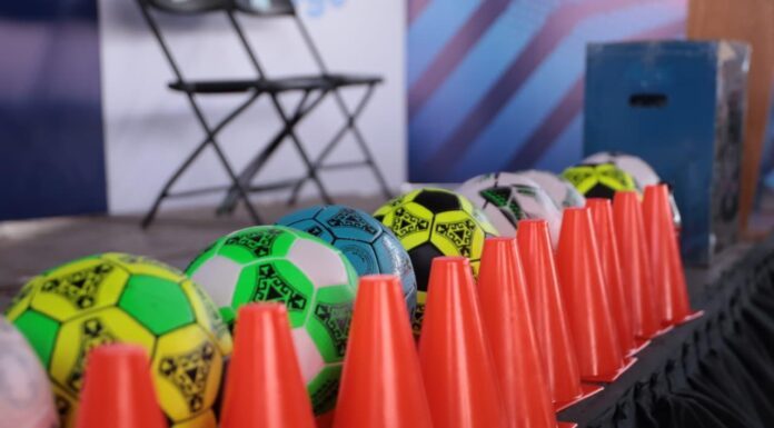 Reciben colonos de Silao material deportivo