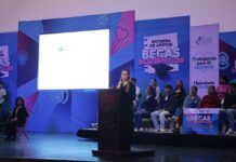 Entrega Melanie Murillo becas a estudiantes de Silao