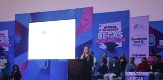 Entrega Melanie Murillo becas a estudiantes de Silao