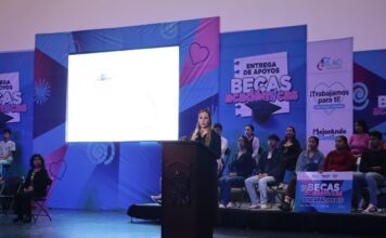 Entrega Melanie Murillo becas a estudiantes de Silao