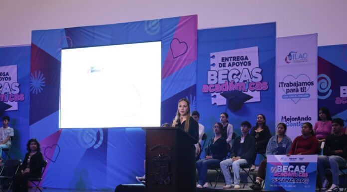 Entrega Melanie Murillo becas a estudiantes de Silao