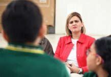 Jared González escucha a infancias en escuelas de León