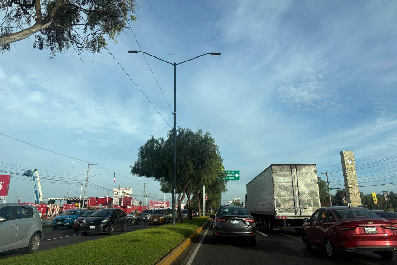 En horas pico, resulta difícil el paso peatonal en esa vialidad. Foto: Christian Rendón