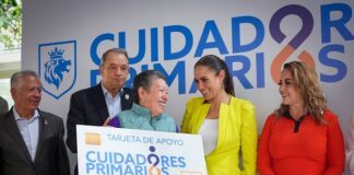 Ale Gutiérrez entrega reconocimientos a personas cuidadoras en León