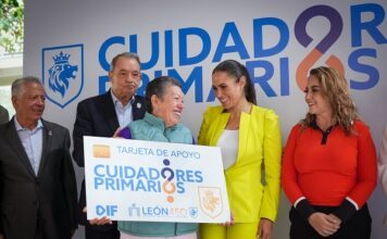 Ale Gutiérrez entrega reconocimientos a personas cuidadoras en León