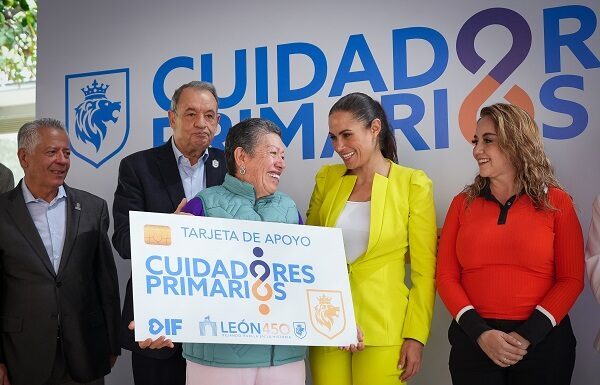 Ale Gutiérrez entrega reconocimientos a personas cuidadoras en León