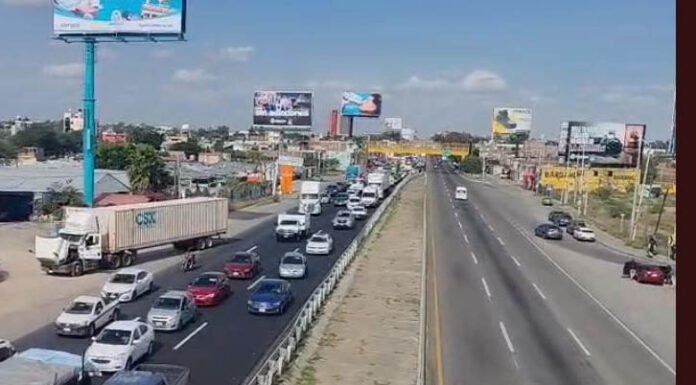 A 34 horas transportistas liberan la carretra León-Silao