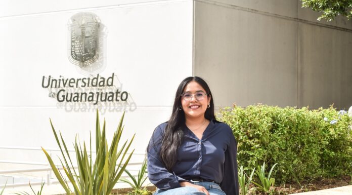 Premian a alumna UG por visibilizar fallas en la ruta de atención al cáncer