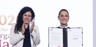 Firma Sheinbaum decreto para regular plataformas digitales