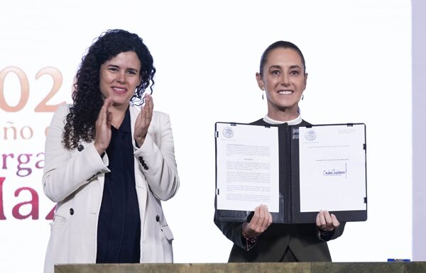 Firma Sheinbaum decreto para regular plataformas digitales